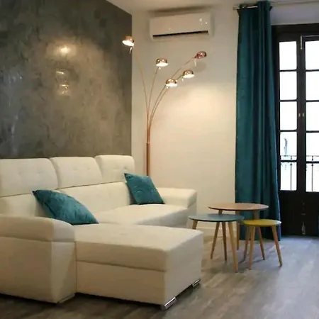 Minty Mendoza Rios Apartment Seville